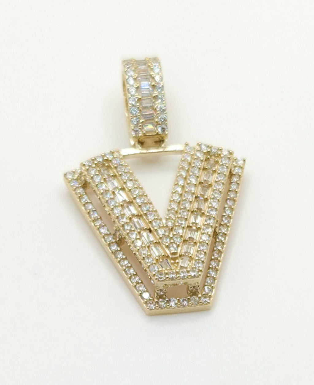 10KT SMALL CZ ''V'' LETTER PENDANT Weight 4GR