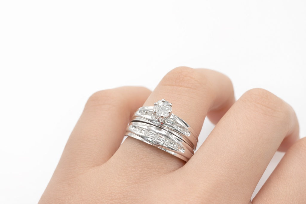 10KT WHITE GOLD AND DIAMOND ENGAGEMENT WOMAN'S RING  Size 7 Weight 4.5GR