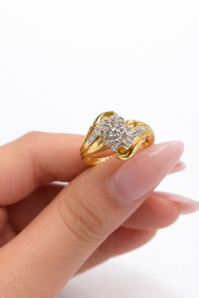 10KT ELEGANT ALMOND DIMAOND WOMAN'S RING Size 6.5 Weight 4GR