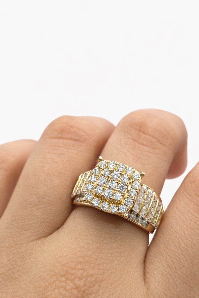 10KT 2.5CTW VVS MOISSANITE CINDIRELA RING Size 7 Weigth 7.5 GRS