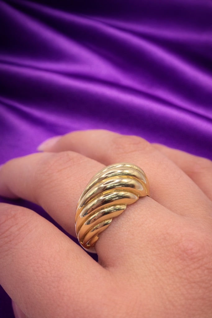 10KT CLASSIC SHELL WOMAN'S RING Size 8 Weigth 3.6GR